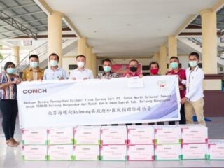 PT Conch saat menyerahkan bantuan APD ke Pemkab Bolmong