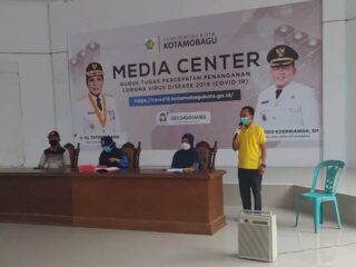 Konferensi Pers Hasil SWAB Covid-19 di aula kantor Wali Kota Kotamobagu