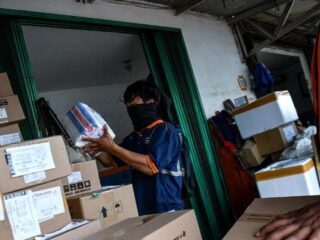 Usaha Logistik Tetap Beroperasi di Tengah Corona