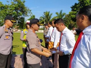 Kapolres Berikan Penghargaan kepada Enam Personil Berprestasi