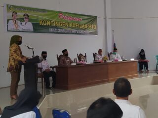 Wali Kota Kotamobagu, Ir. Hj. Tatong Bara, saat melepas kontingen Kafilah MTQ Kotamobagu, di Aula kantor Wali Kota.(Foto: ist)