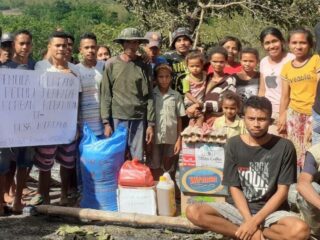 AM2K Berikan Bantuan Sembako kepada Korban Kebakaran di Desa Kereana