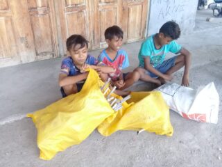Kumpulkan Besi Bekas untuk Beli Buku Sekolah
