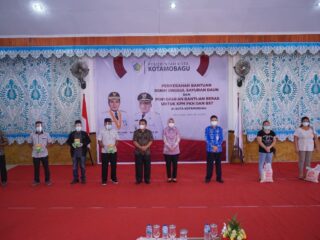 Wali Kota Serahkan Bantuan Beras dan Benih Unggul Sayuran Daun