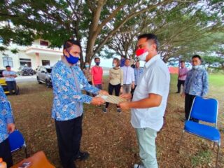 Bupati Boltim Serahkan SK PLT Kepada Abdul Mufdar di Bawah Pepohonan