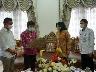 Wali Kota Kotamobagu Terima Penghargaan dari Bawaslu Sulut