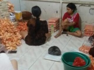 Jualan Kerupuk, Joan Raup Keuntungan Hingga Jutaan Rupiah