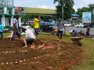 DLH Lakukan Penataan Taman Bunga di MABM Kotamobagu