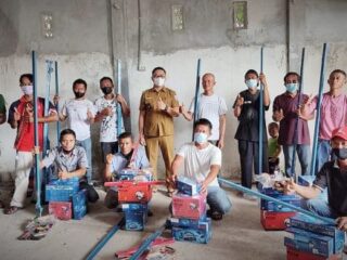 Pemdes Bungko Salurkan Bantuan Alat Pertukangan