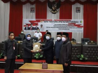 Wali Kota Tatong Bara Hadiri Paripurna Penetapan Ranperda APBD Tahun 2022