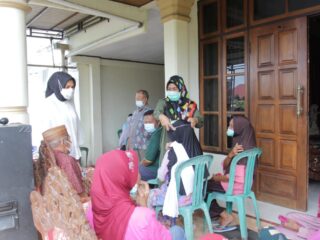 Wali Kota Tatong Bara Dampingi Warga Lakukan Vaksinasi