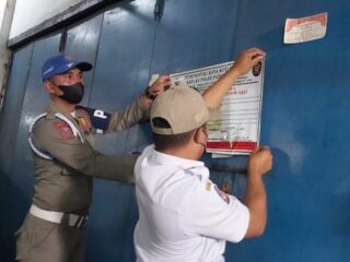 Menunggak Retribusi, Disdagkop-UKM Kotamobagu Segel Sejumlah Ruko