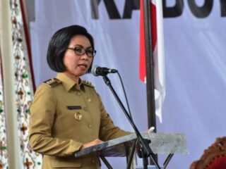 Yasti Beri Apresiasi Atas Gelar Magister yang Diraih Bupati Boltim