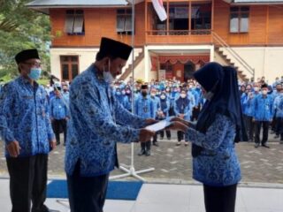 Dua ASN Boltim Terima SK Pensiun