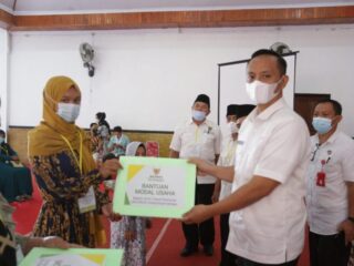 Pemkot dan Baznas Kotamobagu Serahkan Bantuan Kepada Para Pelaku UMKM