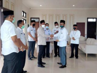 Bupati Boltim Serahkan SK Pensiun kepada Hodong Kobandaha