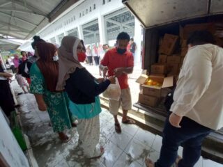 Pemkab Boltim Menggelar Operasi Pasar Minyak Goreng Murah