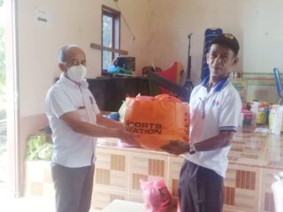 Dispora Boltim Salurkan Bantuan Kepada Korban Banjir di Motongkad Utara
