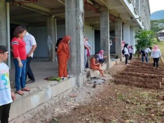 Manfaatkan Lahan Kosong, Nakes RSUD Boltim Menanam TOGA dan Rempah-Rempah