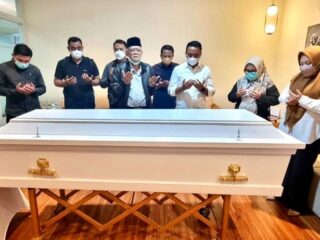 Bupati Sam Sachrul Mamonto Melayat ke Tempat Jenazah Almarhum Herson Mayulu