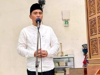 Bupati Sachrul Umrohkan Dua Warga Boltim Pakai Dana Pribadi