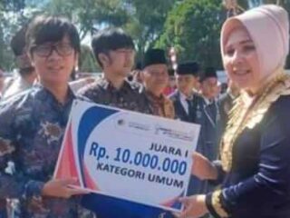 Wali Kota Tatong Bara Serahkan Hadiah Pemenang Lomba IGA Tahun 2022