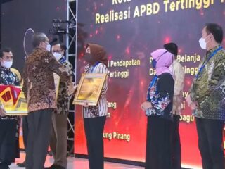Wali Kota Kotamobagu Terima Penganugerahan Realisasi APBD pada Rakornas KEUDA 2022