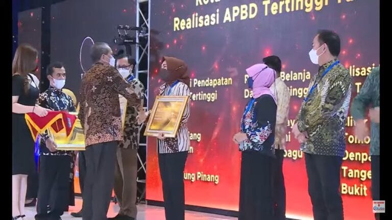 Wali Kota Kotamobagu Terima Penganugerahan Realisasi APBD pada Rakornas KEUDA 2022