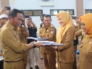 Bupati Sachrul Serahkan DHKP dan SPPT Kepada Camat se-Boltim