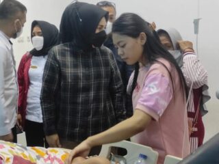 Wali Kota Tatong Bara Besuk Korban Pembacokan di Kotamobagu