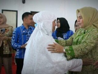 Tatong Bara Beri Uang Saku Kepada 76 Calon Jemaah Haji