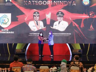 Tatong Bara Terima Penghargaan Kota Layak Anak Kategori Nindya
