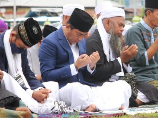 Bupati Sachrul Bersama Ketua TP PKK Salat Idul Adha di Lapangan Kotabunan