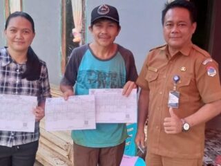 Disdukcapil Boltim Serahkan Dokumen Kependudukan Korban Kebakaran