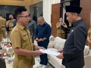Bupati Boltim Serahkan SK Plt Kepala Disperindag Boltim