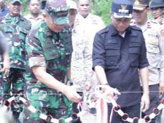 Resmikan Jalan Santiago di Desa Motongkad