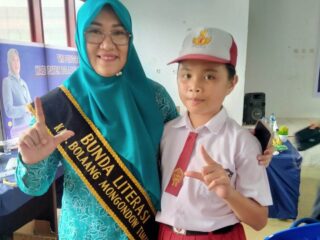 Seska Ervina Budiman Beri Penghargaan Pemenang Lomba Literasi