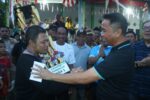 Bupati Boltim saat menyerahkan piala kepada pemenang sepak bola Al-Furqan Cup
