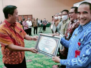Pemkot Kotamobagu Terima Penghargaan Juara I Kategori Pelayanan KBPP Tingkat Provinsi