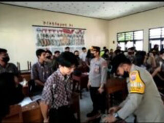 Polsek Wanea Razia Senjata Tajam, Minuman Keras dan Narkoba di Sekolah
