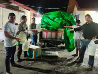 Polisi Sita Ribuan Liter Minuman Keras Captikus di Jalan Trans Sulawesi
