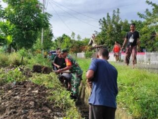 Babinsa Bersama Warga Desa Biontong Gotong Royong Bersihkan Saluran Air