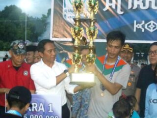 Bupati Sachrul Serahkan Trophy Pemenang Turnamen Sepak Bola Al-Ikhlas CUP 2022