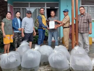 Desa Modayag Tiga Terima Bantuan Bibit Ikan Nila