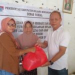 Dinsos Salurkan Bansos Inflasi Kepada 149 Warga Boltim