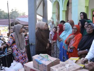 Disambut Hangat dan Tangis Haru Bahagia, Wali Kota Kembali Kunjungi Korban Banjir dan Tanah Longsor di Manado
