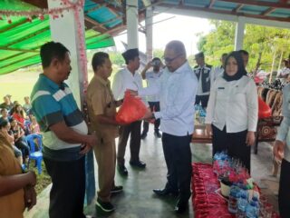Limi Serahkan Bantuan Kepada Warga Korban Bencana Angin Puting Beliung