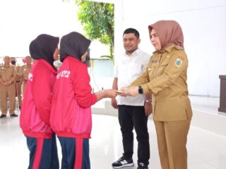 Wali Kota Tatong Bara Serahkan Bonus kepada Atlet dan Pelatih Berprestasi