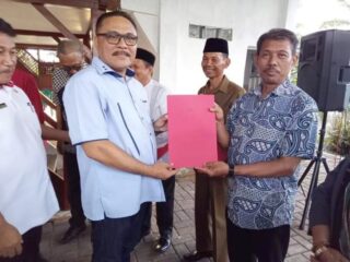 Limi Mokodompit Serahkan SK 20 Staf Khusus Bupati Bolmong