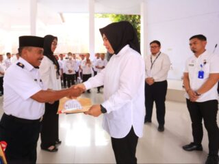 Wali Kota Tatong Bara serahkan SPPDT PBB P2 Tahun 2023